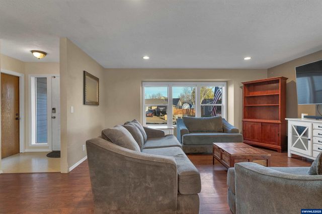 383 SW Wyatt St, Dallas, OR 97338