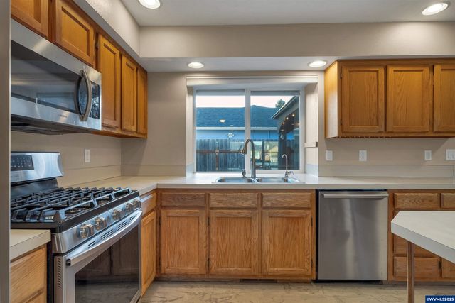 383 SW Wyatt St, Dallas, OR 97338