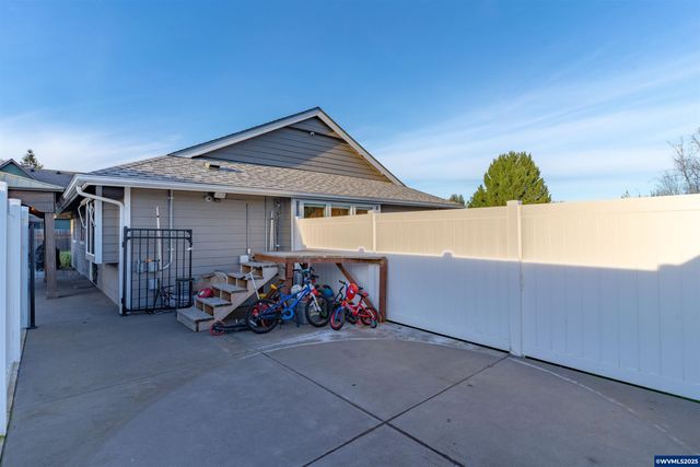 383 SW Wyatt St, Dallas, OR 97338