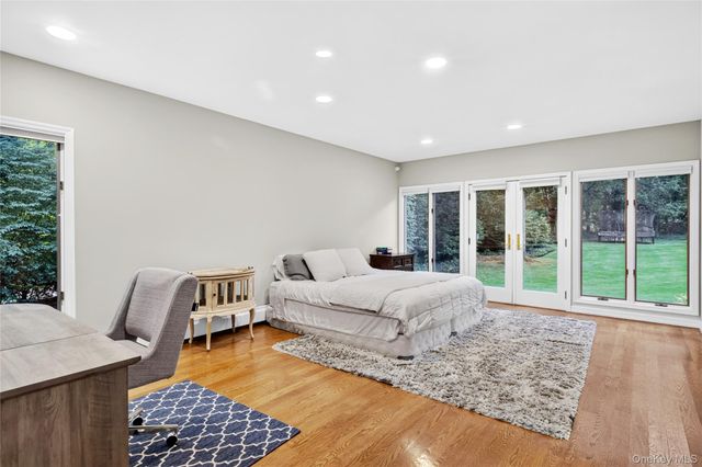 14 Maplewood Lane, East Hills, NY 11576