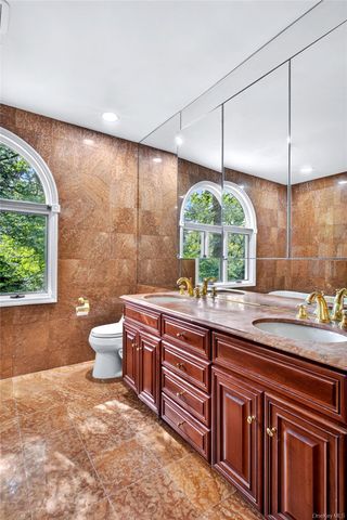 14 Maplewood Lane, East Hills, NY 11576