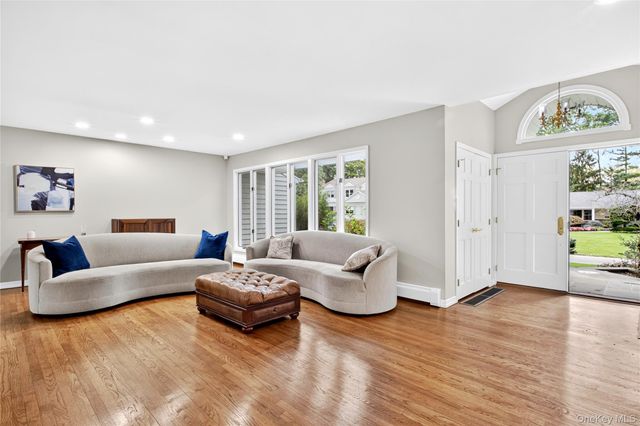 14 Maplewood Lane, East Hills, NY 11576