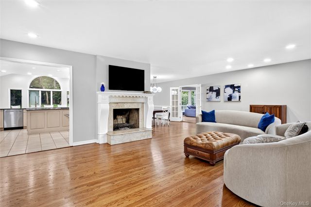 14 Maplewood Lane, East Hills, NY 11576