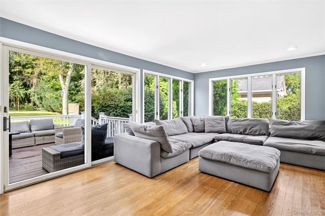 14 Maplewood Lane, East Hills, NY 11576