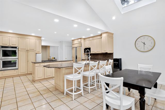 14 Maplewood Lane, East Hills, NY 11576