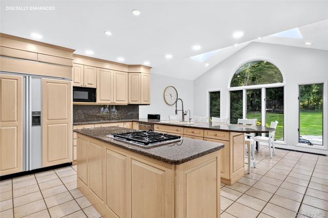 14 Maplewood Lane, East Hills, NY 11576