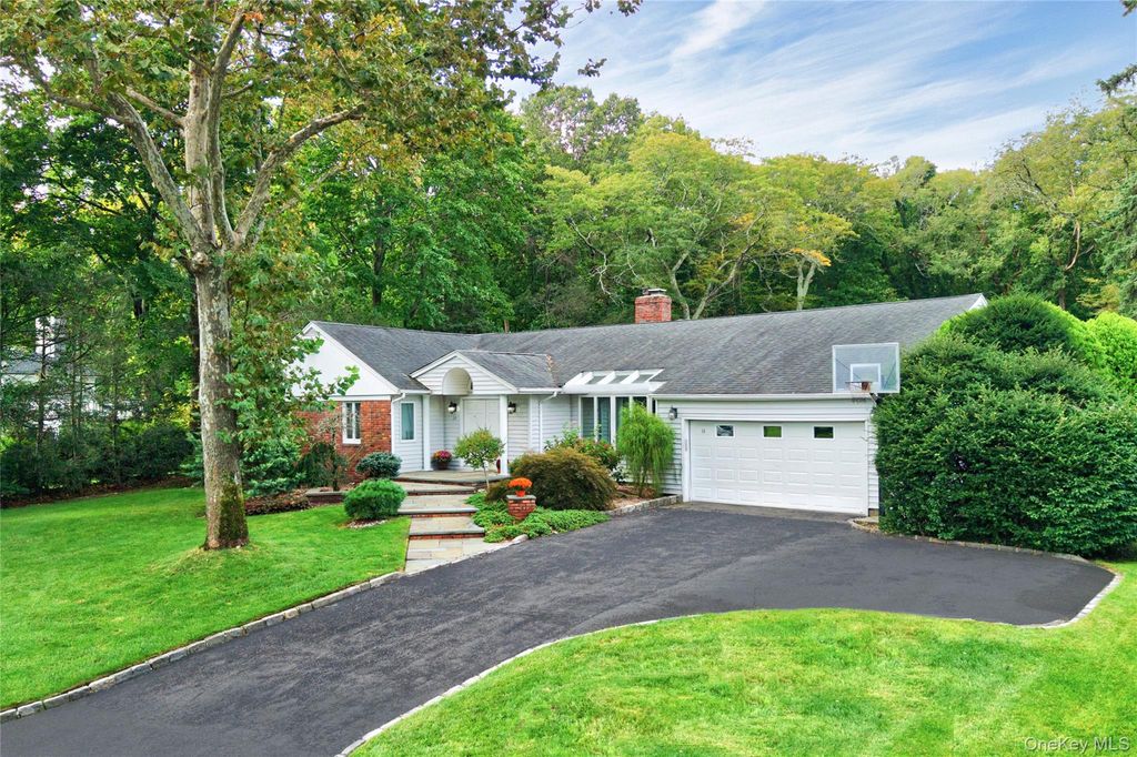14 Maplewood Lane, East Hills, NY 11576