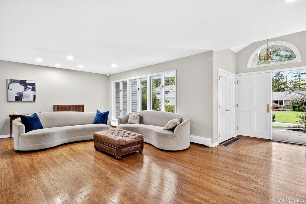 14 Maplewood Lane, East Hills, NY 11576 — photo 4