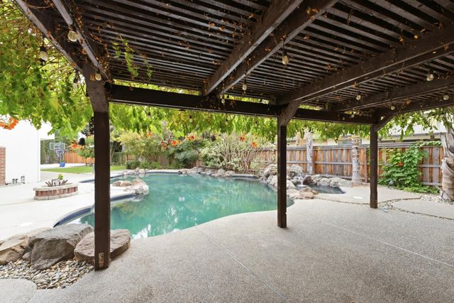 8820 San Badger Way, Elk Grove, CA 95624
