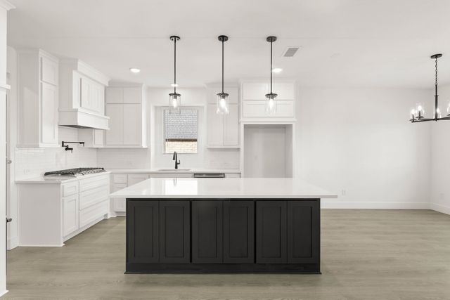 804 Hidden Lakes Drive, Desoto, TX 75115