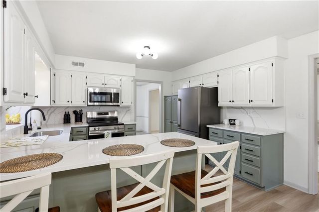 1008 NE Remington Court, Lee's Summit, MO 64086