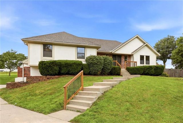 1008 NE Remington Court, Lee's Summit, MO 64086