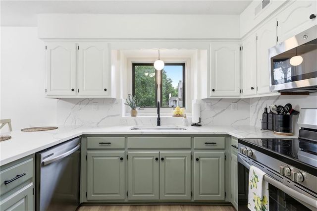 1008 NE Remington Court, Lee's Summit, MO 64086