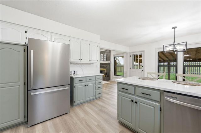 1008 NE Remington Court, Lee's Summit, MO 64086