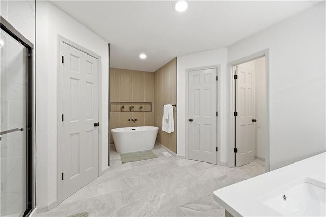 1008 NE Remington Court, Lee's Summit, MO 64086