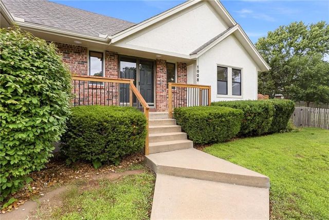 1008 NE Remington Court, Lee's Summit, MO 64086
