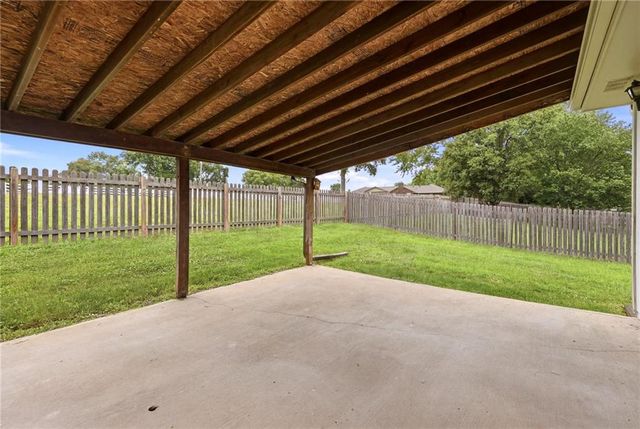 1008 NE Remington Court, Lee's Summit, MO 64086