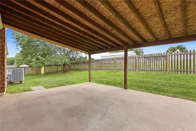 1008 NE Remington Court, Lee's Summit, MO 64086