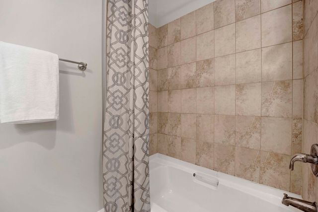 1457 W Thome Avenue 2, Chicago, IL 60660