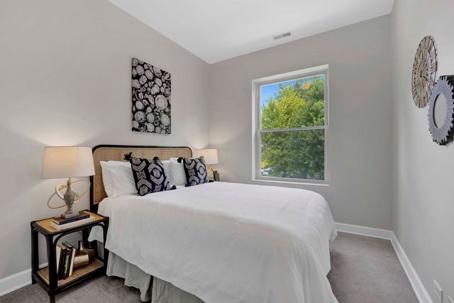 1457 W Thome Avenue 2, Chicago, IL 60660
