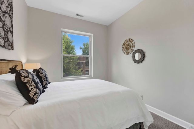 1457 W Thome Avenue 2, Chicago, IL 60660