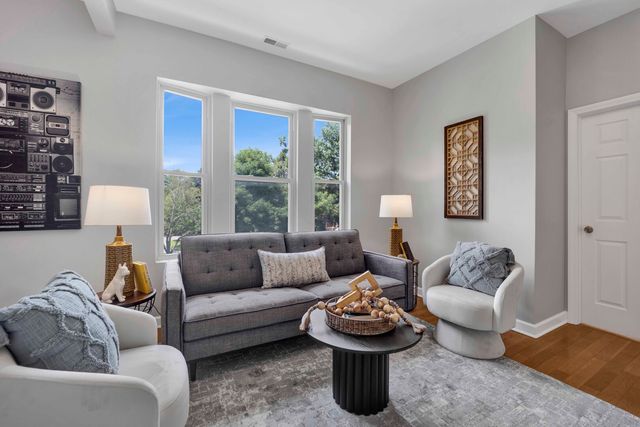 1457 W Thome Avenue 2, Chicago, IL 60660