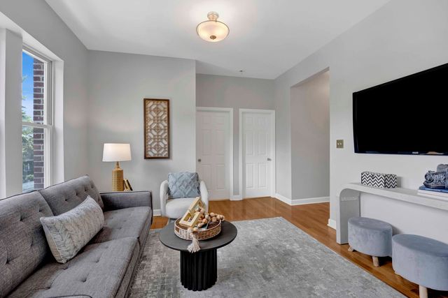 1457 W Thome Avenue 2, Chicago, IL 60660