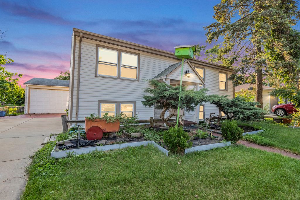 6710 APPLETREE Street, Hanover Park, IL 60133
