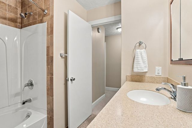 4657 N Sturdevant Street, Davenport, IA 52806