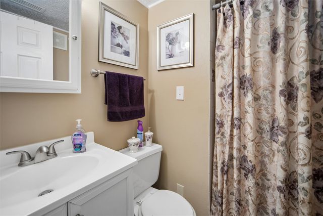320 E Hughes Avenue, Des Moines, IA 50315