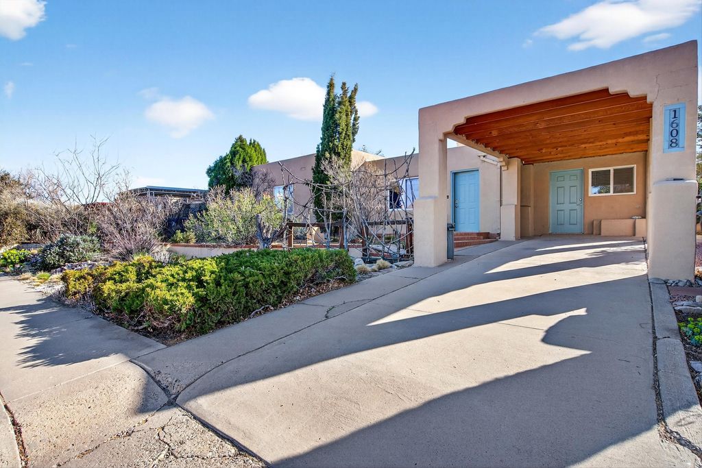 Image 2 of property listing at 1608 Valencia Drive NE, Albuquerque, NM 87110
