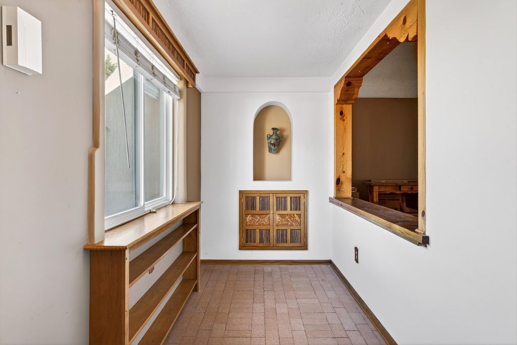 Image 5 of property listing at 1608 Valencia Drive NE, Albuquerque, NM 87110