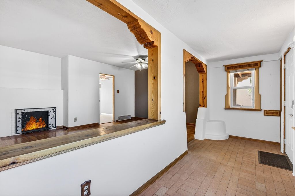 Image 6 of property listing at 1608 Valencia Drive NE, Albuquerque, NM 87110