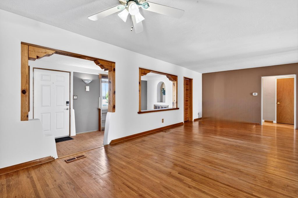 Image 7 of property listing at 1608 Valencia Drive NE, Albuquerque, NM 87110