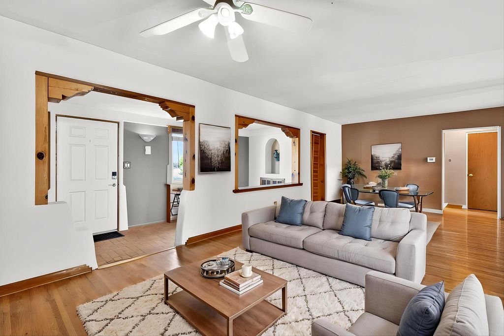 Image 8 of property listing at 1608 Valencia Drive NE, Albuquerque, NM 87110