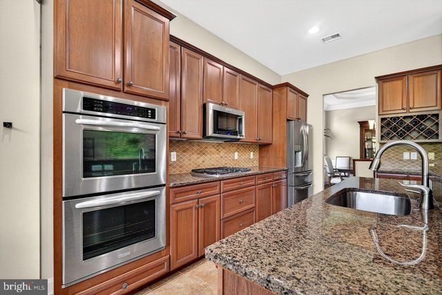 8 TUSCANY DR, Princeton Junction, NJ 08550