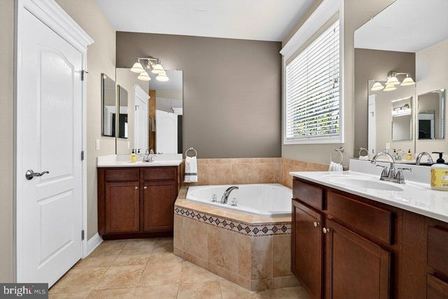 8 TUSCANY DR, Princeton Junction, NJ 08550