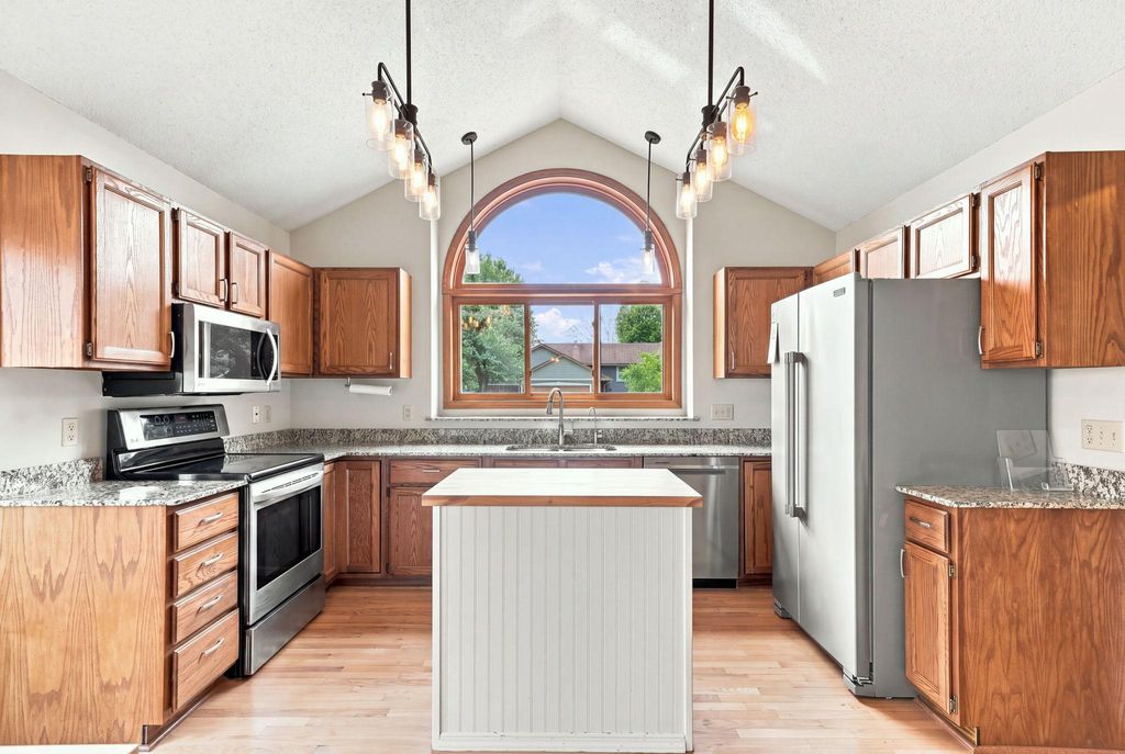 7135 Upper 157th Street W, Apple Valley, MN 55124 — exterior