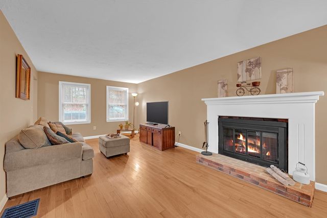 32 Sibley Rd, Sutton, MA 01590