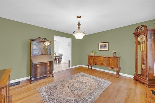32 Sibley Rd, Sutton, MA 01590