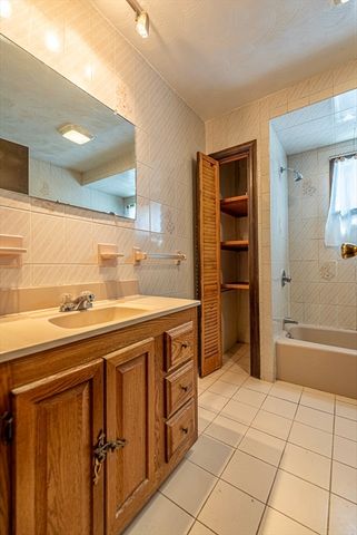 82 Cottonwood Rd, New Bedford, MA 02745