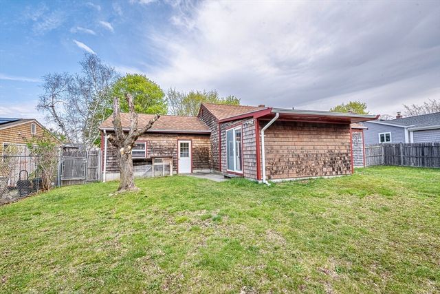 82 Cottonwood Rd, New Bedford, MA 02745