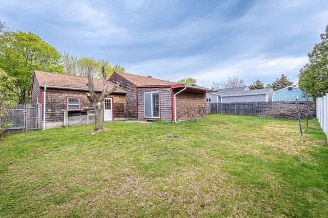 82 Cottonwood Rd, New Bedford, MA 02745