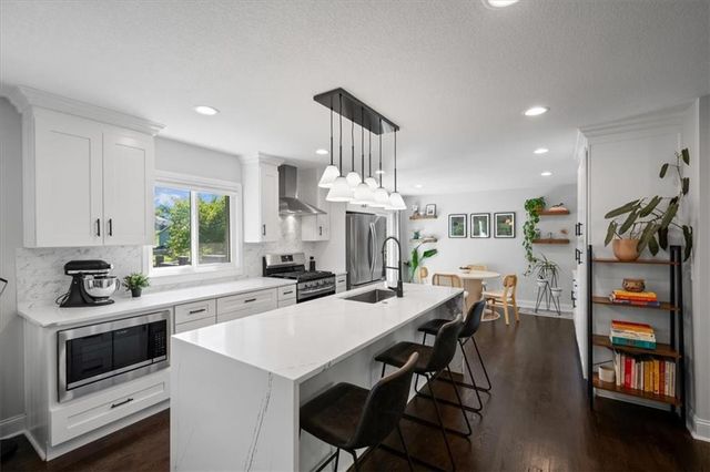 8601 Travis Street, Overland Park, KS 66212