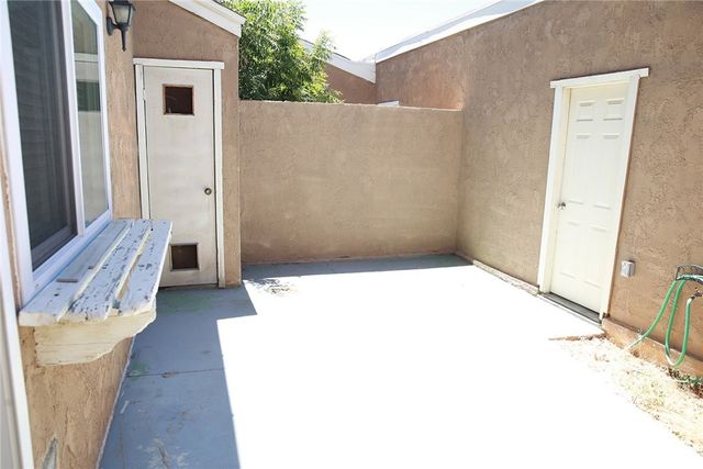 2829 W Avenue J4, Lancaster, CA 93536