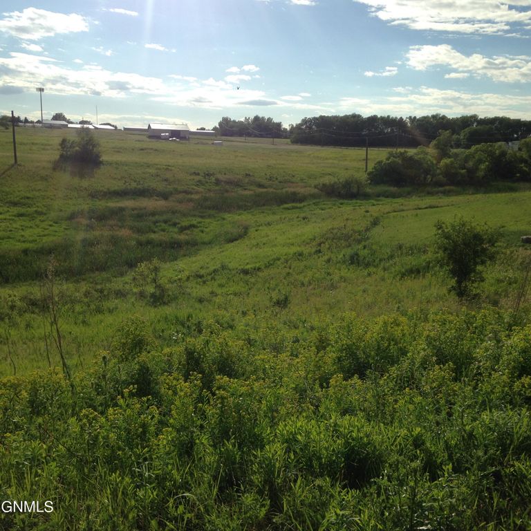 1811 8th Avenue NW, Jamestown, ND 58401 photo 3