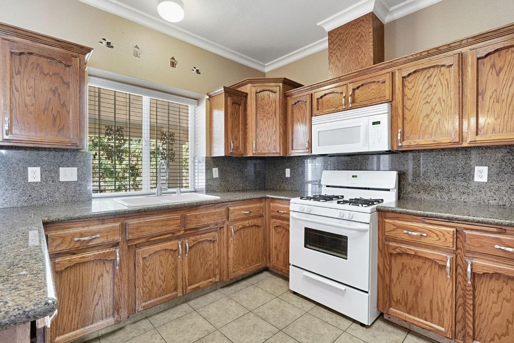 Image 10 of property listing at 21466 Forest Glen Road, Madera, CA 93638