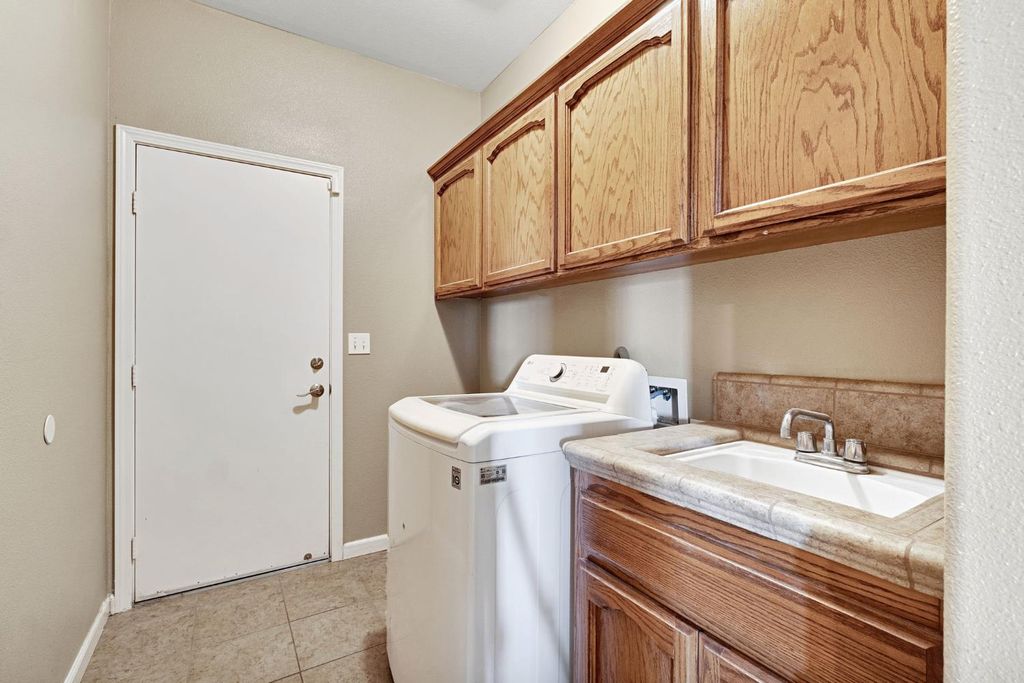 Image 14 of property listing at 21466 Forest Glen Road, Madera, CA 93638
