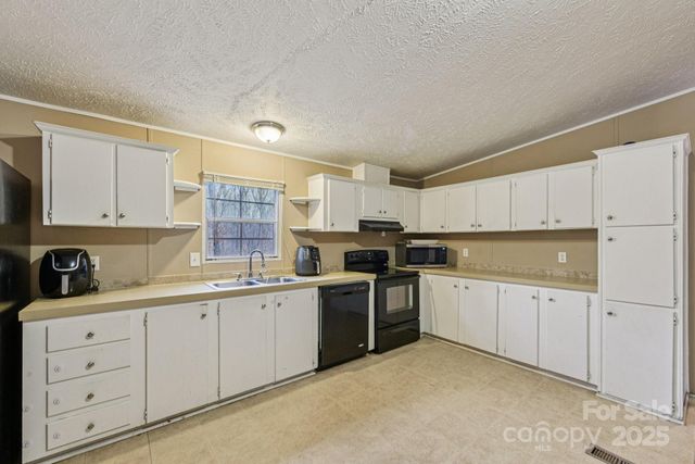 5610 Wildwood Court, Bessemer City, NC 28016