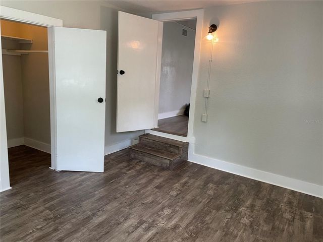 1517 E ELLICOTT STREET, Tampa, FL 33610